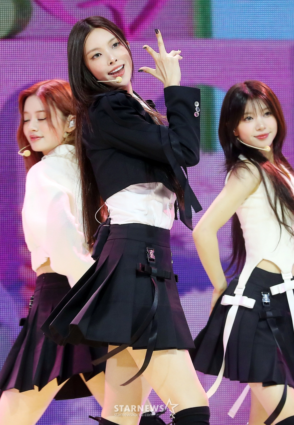 걸그룹 아일릿(ILLIT) 윤아가 21일 오후 서울 광진구 예스24 라이브홀에서 진행된 미니 2집 'I'LL LIKE YOU' 쇼케이스에 참석해 멋진 무대를 선보이고 있다. 'I'LL LIKE YOU'는 순간에 과몰입하는 소녀가 친해지고 싶은 상대를 만나 고민하지만, 결국 자신의 마음을 믿고 '너'에게 직진하는 '나'의 모습을 노래한다. 이 앨범에는 타이틀곡 'Cherish (My Love)'를 포함해 'I'll Like You', 'IYKYK (If You Know You Know)', 'Pimple', 'Tick-Tack' 등 총 5곡이 수록됐다. /사진=김창현 chmt@