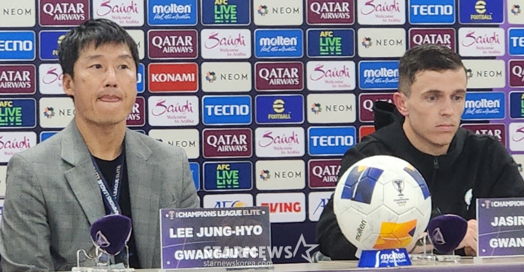 이정효(왼쪽) 광주FC 감독과 아사니. /사진=박건도 기자