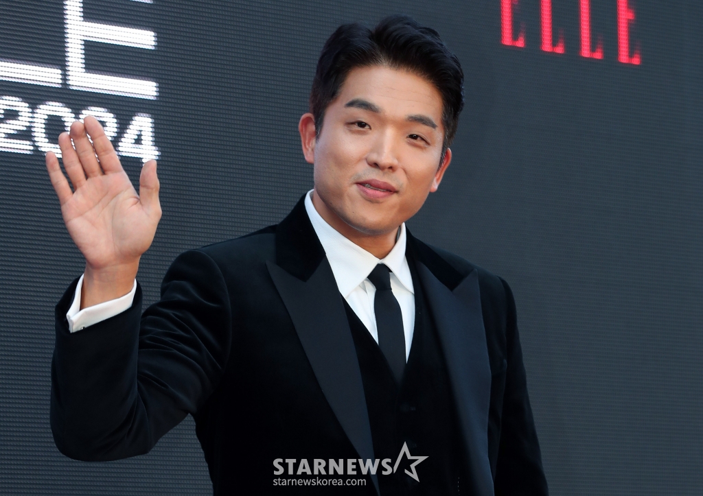 [서울=뉴시스] 김혜진 기자 = 안성재 셰프가 17일 오후 서울 성동구 에스팩토리에서 열린 엘르 스타일 어워즈 2024에서 포즈를 취하고 있다. 2024.10.17. jini@newsis.com /사진=김혜진