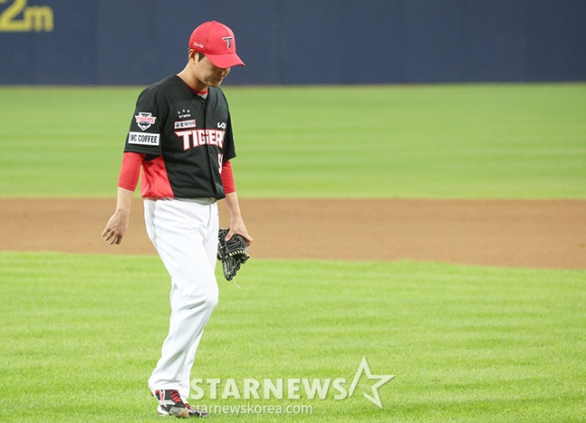 '2024 KBO 포스트시즌 한국시리즈 3차전' 삼성-KIA전이 25일 대구 삼성라이온즈파크에서 열렸다. KIA 전상현이 7회 홈런 두 방을 허용한 후 교체되고 있다. /사진=김진경 대기자