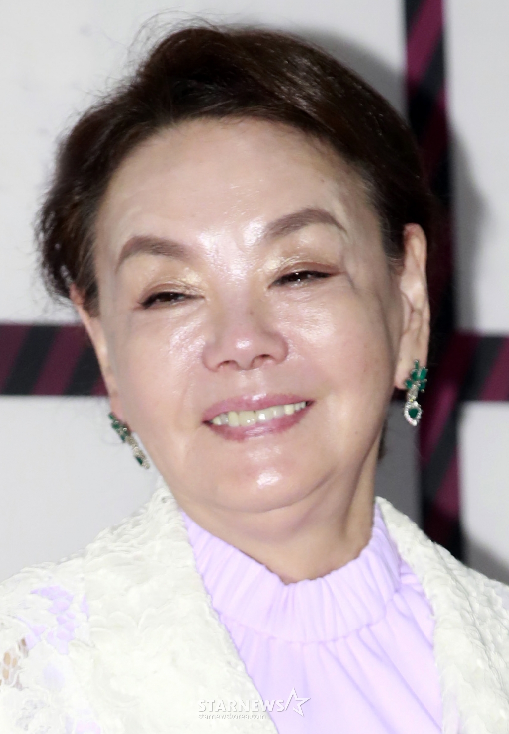 (서울=뉴스1) = 배우 김수미가 25일 오전 별세했다. 향년 75세. 김수미는 지난 5월과 7월 건강상 이유로 병원에 입원해 활동을 잠정 중단한 바 있습니다. 당시 연극 '친정엄마', tvN '회장님네 사람들', KBS2 '사장님 귀는 당나귀 귀' 등 연극, 예능 출연으로 바쁜 나날을 보낸 김수미는 컨디션 이상을 느끼고 휴식이 필요하다는 의료진의 진단을 받아 병원 치료를 받으며 컨디션을 회복할 계획이라 밝힌 바 있다. 사진은 배우 김수미가 지난 2020년 6월8일 서울 장충동 신라호텔에서 열린 한 행사에 참석해 포즈를 취하고 있는 모습.(뉴스1 DB) 2024.10.25/뉴스1 Copyright (C) 뉴스1. All rights reserved. 무단 전재 및 재배포, AI학습 이용 금지. /사진=(서울=뉴스1)