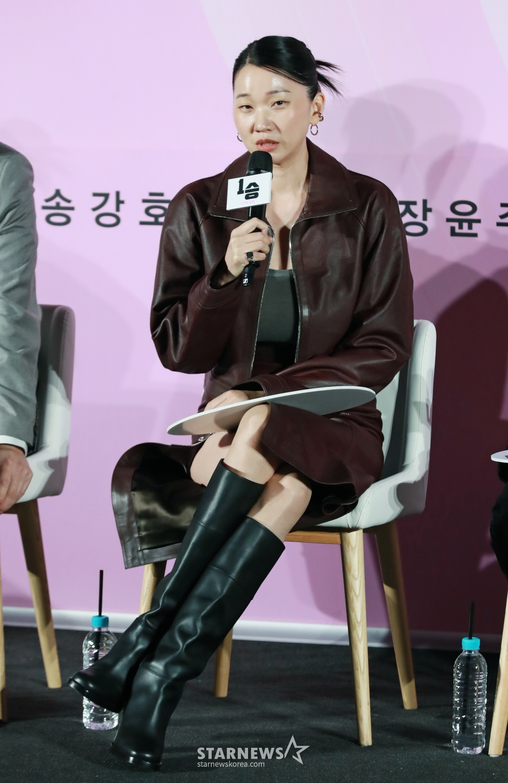 배우 장윤주가 28일 오전 서울 CGV용산아이파크몰에서 진행된 영화 '1승'(감독 신연식) 제작발표회에 참석해 질문에 답하고 있다. 이겨본 적 없는 감독과 이길 생각 없는 구단주, 이기는 법 모르는 선수들까지 승리의 가능성이 하나도 없는 프로 여자배구단이 1승을 위해 도전에 나서는 영화 '1승'은 오는 12월 개봉예정이다. /2024.10.28 /사진=이동훈 photoguy@