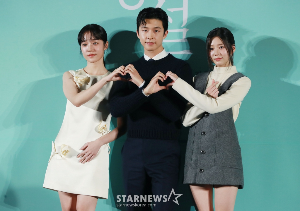 배우 노윤서, 홍경, 김민주가 18일 오전 서울 메가박스 성수에서 진행된 영화 '청설'(감독 조선호) 제작발표회에 참석해 포즈를 취하고 있다. 사랑을 향해 직진하는 ‘용준’(홍경)과 진심을 알아가는 ‘여름’(노윤서), 두 사람을 응원하는 동생 ‘가을’(김민주)의 청량하고 설레는 순간들을 담은 영화 청설은 11월 6일 개봉한다. /2024.10.18 /사진=이동훈