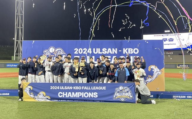 롯데 선수단이 29일 울산 문수야구장에서 열린 2024 울산-KBO Fall League 결승전에서 우승한 후 기념촬영을 하고 있다. /사진=롯데 자이언츠 제공