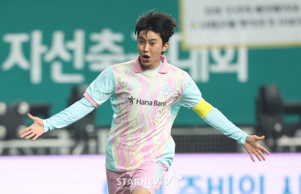 [대전=뉴시스] 황준선 기자 = 12일 오후 대전 유성구 대전월드컵경기장에서 열린 쿠팡플레이와 함께하는 하나은행 자선축구대회 팀 히어로와 팀 기성용의 경기, 팀 히어로의 전원석이 골을 넣자 임영웅이 기뻐하고 있다. 2024.10.12. hwang@newsis.com /사진=황준선