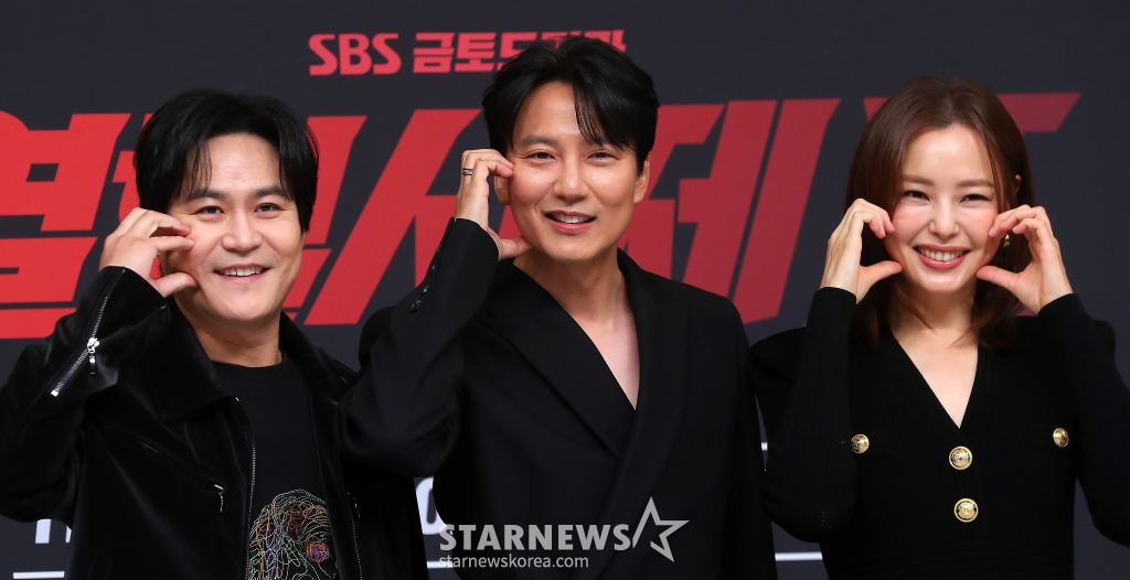 배우 김성균, 김남길, 이하늬가 8일 오후 서울 양천구 목동 SBS 사옥에서 진행된 금토드라마 '열혈사제2' 제작발표회에 참석해 포즈를 취하고 있다. '열혈사제2' 낮에는 사제, 밤에는 벨라또의 역할을 위해 천사파 보스로 활약하는 분노 조절 장애 열혈 신부 김해일(김남길 분)이 부산으로 떠 국내 최고 마약 카르텔과 한판 뜨는 노빠꾸 공조 수사극이다. 2024.11.08 /사진=김창현 chmt@