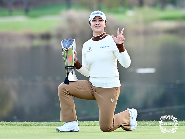 마다솜이 10일 KLPGA 투어 시즌 최종전 SK텔레콤·SK쉴더스 챔피언십 2024에서 우승 후 트로피를 들어올리고 있다. /사진=KLPGT 제공