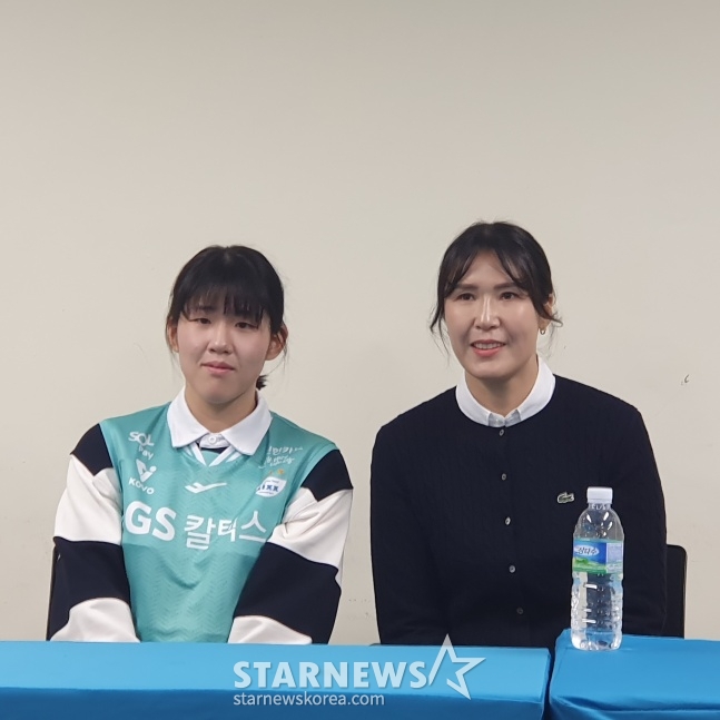 정대영(오른쪽)이 딸 김보민 양과 함께 10일 서울 장충체육관에서 열린 은퇴식 후 인터뷰를 하고 있다. /사진=김동윤 기자