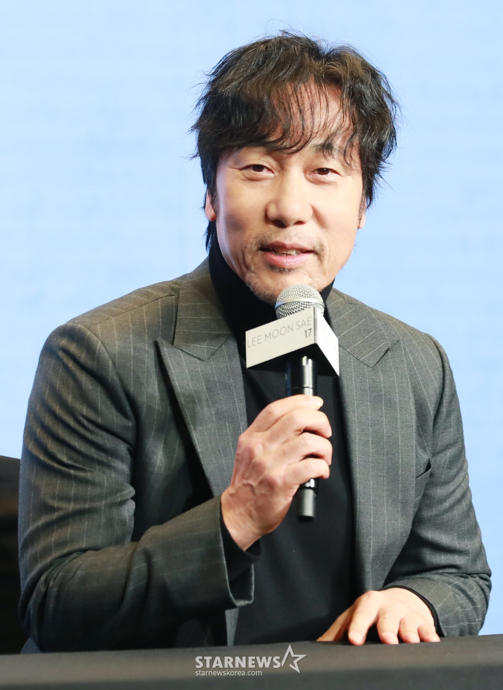 가수 이문세가 13일 오후 서울 상암동 스탠포드 호텔에서 진행된 정규 17집 관련 기자간담회에서 포즈를 취하고 있다. 이번 간담회에서 수록곡 ‘이별에도 사랑이’, ‘마이 블루스’ 2곡을 선공개했다. 정규 17집은 2025년 완성을 목표로 하고 있다. /2024.11.13 /사진=이동훈 photoguy@