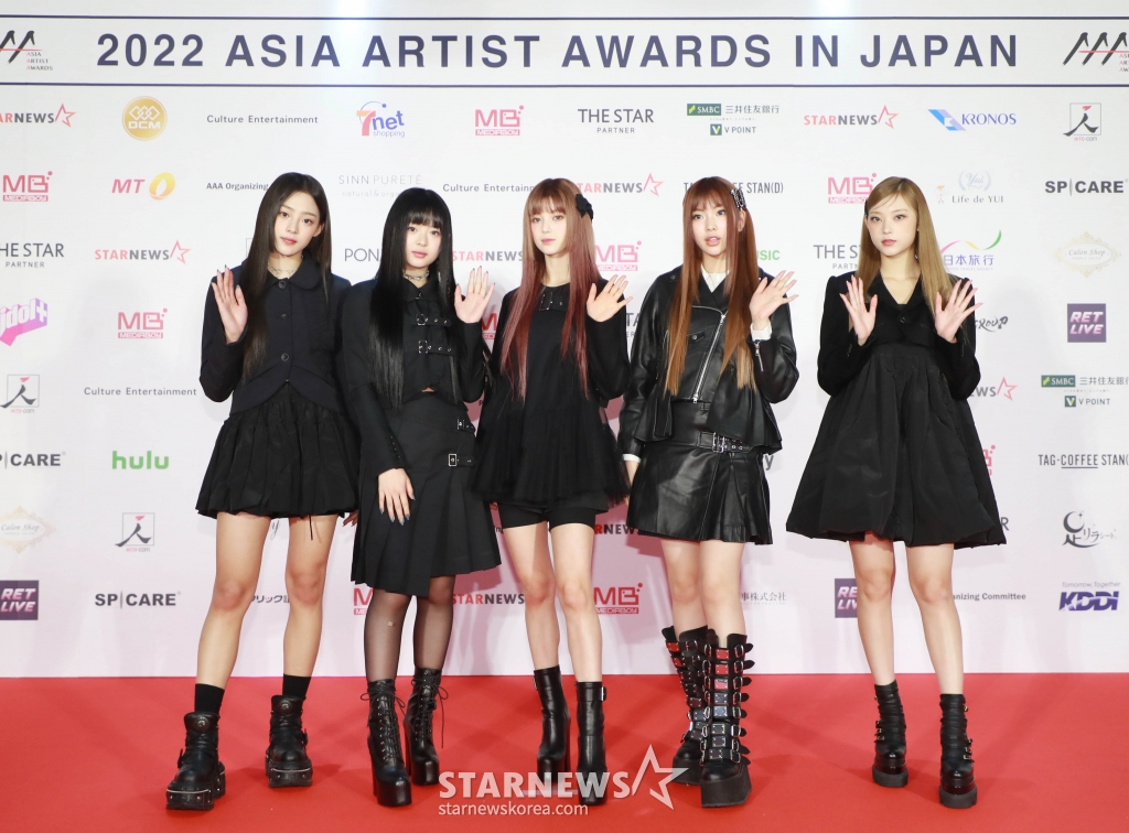 걸그룹 뉴진스가 13일 오후 일본 나고야 니혼가이시홀에서 열린 스타뉴스-미디어보이 주최 '2022 Asia Artist Awards IN JAPAN'(2022 아시아 아티스트 어워즈, 이하 2022 AAA) 레드카펫 행사에 참석해 포즈를 취하고 있다. 스타뉴스와 미디어보이가 주최하고 Asia Artist Awards 조직위원회와 더스타파트너, 컬쳐 엔터테인먼트가 공동 주관하는 글로벌 NO.1 시상식 '2022 AAA'에는 올 한 해 동안 국내외에서 많은 사랑을 받은 가수, 배우들이 참석해 눈을 뗄 수 없는 화려한 글로벌 축제의 장을 펼친다. 2022.12.13