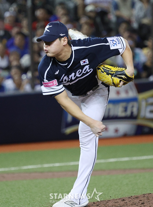 '2024 WBSC 프리미어12' B조 예선 한국-대만전이 13일 대만 타이베이돔에서 열렸다. 한국 조병현이 역투하고 있다. /사진=김진경 대기자
