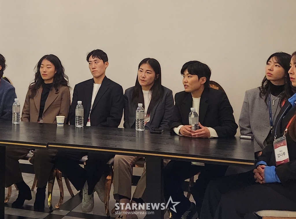 지소연(오른쪽에서 세 번째). /사진=박건도 기자