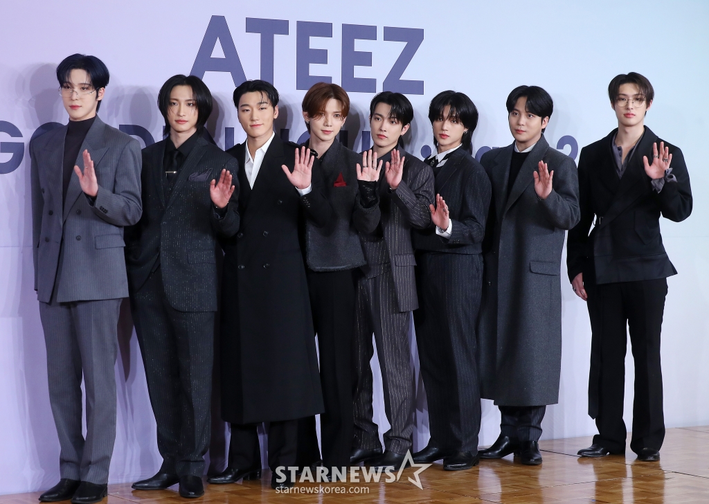 그룹 에이티즈(ATEEZ)가 14일 오후 서울 송파구 롯데호텔 월드에서 진행된 미니 11집 '골든 아워 : 파트 2(GOLDEN HOUR : Part.2)' 발매 기념 기자간담회에 참석해 포즈를 취하고 있다. 에이티즈의 미니 11집에는 '딥 다이브(DEEP DIVE)'를 시작으로 '씬 1 : 밸류(Scene 1 : Value)', '아이스 온 마이 티스(Ice On My Teeth)', '맨 온 파이어(Man on Fire)', '셀피쉬 왈츠(Selfish Waltz)', '이너프(Enough)'까지 총 6개의 트랙이 수록돼 있다. 2024.11.14 /사진=김창현 chmt@