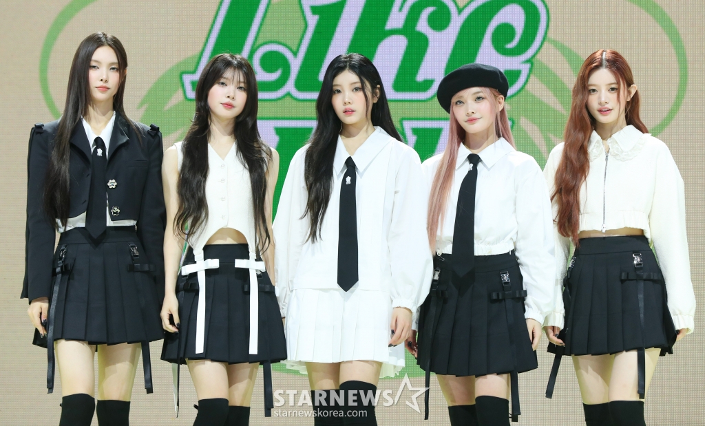 [서울=뉴시스] 김혜진 기자 = 그룹 아일릿(왼쪽부터 윤아, 모카, 원희, 이로하, 민주) 21일 오후 서울 광진구 예스24라이브홀에서 열린 두 번째 미니 앨범 '아이윌 라이크 유(I'LL LIKE YOU)' 발매 기념 쇼케이스에서 포즈를 취하고 있다.  타이틀곡 '체리시'는 아일릿의 솔직하고 당찬 매력이 돋보이는 노래다. 중독성 있는 후렴구와 멤버들의 청아한 음색이 돋보이는 댄스 팝 장르곡이다. 2024.10.21. jini@newsis.com /사진=김혜진