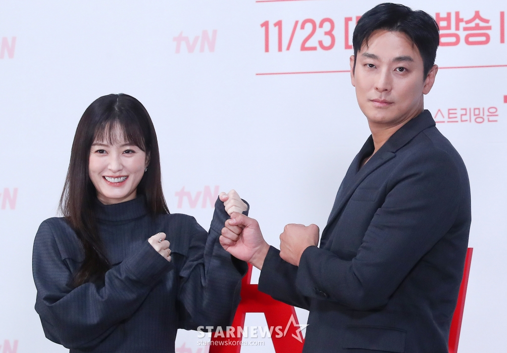 배우 정유미, 주지훈이 18일 오후 서울 구로구 라마다 신도림 호텔에서 진행된 tvN 토일드라마 '사랑은 외나무 다리에서' 제작발표회에 참석해 포즈를 취하고 있다. '사랑은 외나무 다리에서'는 원수의 집안에서 같은 날 같은 이름으로 태어난 남자 석지원과 여자 윤지원. 열여덟의 여름 아픈 이별 후, 18년 만에 재회한 철천지원수들의 전쟁 같은 로맨스. 오는 23일 첫 방송. 2024.11.18 /사진=김창현 chmt@