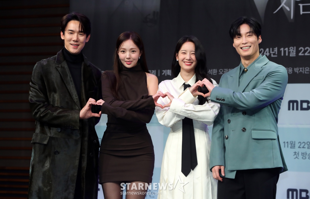 [서울=뉴시스] 김혜진 기자 = 배우 유연석(왼쪽부터), 채수빈, 장규리, 허남준이 21일 오후 서울 마포구 MBC에서 열린 MBC 새 금토드라마 '지금 거신 전화는' 제작발표회에서 포즈를 취하고 있다.  '지금 거신 전화는'은 협박 전화로 시작된, 정략결혼 3년 차 쇼윈도 부부의 시크릿 로맨스릴러다. 오는 22일 오후 9시 50분 첫 방송된다. 2024.11.21. jini@newsis.com /사진=김혜진