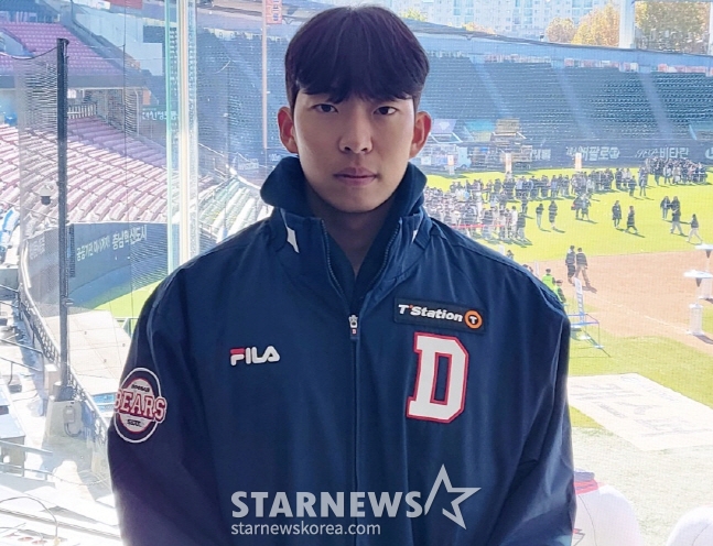 트레이드로 두산 유니폼을 입은 김민석이 24일 2024 곰돌의 모임을 앞두고 취재진과 만나 인터뷰를 하고 있다. /사진=안호근 기자