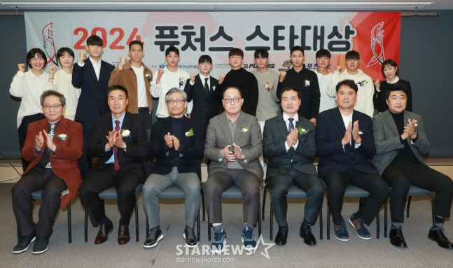 25일 오후 서울 프레스센터에서 진행된 2024 퓨처스 스타대상 시상식(주최 스타뉴스)에서 수상자와 참석인사들이 기념촬영을 하고 있다. ‘퓨처스 스타대상’은 한국 스포츠 발전과 아마추어 체육 활성화에 기여하고자 제정됐다. 앞줄 왼쪽부터 한준희 대한축구협회 부회장, 하석주 대한축구협회 부회장, 양해영 대한야구소프트볼협회 부회장, 김인식 수상자 선정위원장 및 KBO 원로자문위원, 박준철 스타뉴스 대표, 이호근 동국대 농구 남자부 감독, 신석 한국중고등학교농구연맹 이사. 뒷줄 왼쪽부터 농구 송윤하, 이가현, 박정웅, 에디 다니엘, 축구 손정범, 양민혁, 김현우, 박승수, 야구 김성준, 정우주, 박준순, 정현우 어머니 김규희씨. /사진=이동훈 기자