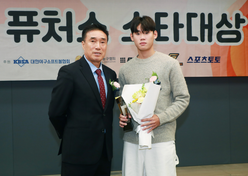 박승수(오른쪽)와 하석주 대한축구협회(KFA) 부회장. /사진=이동훈 기자