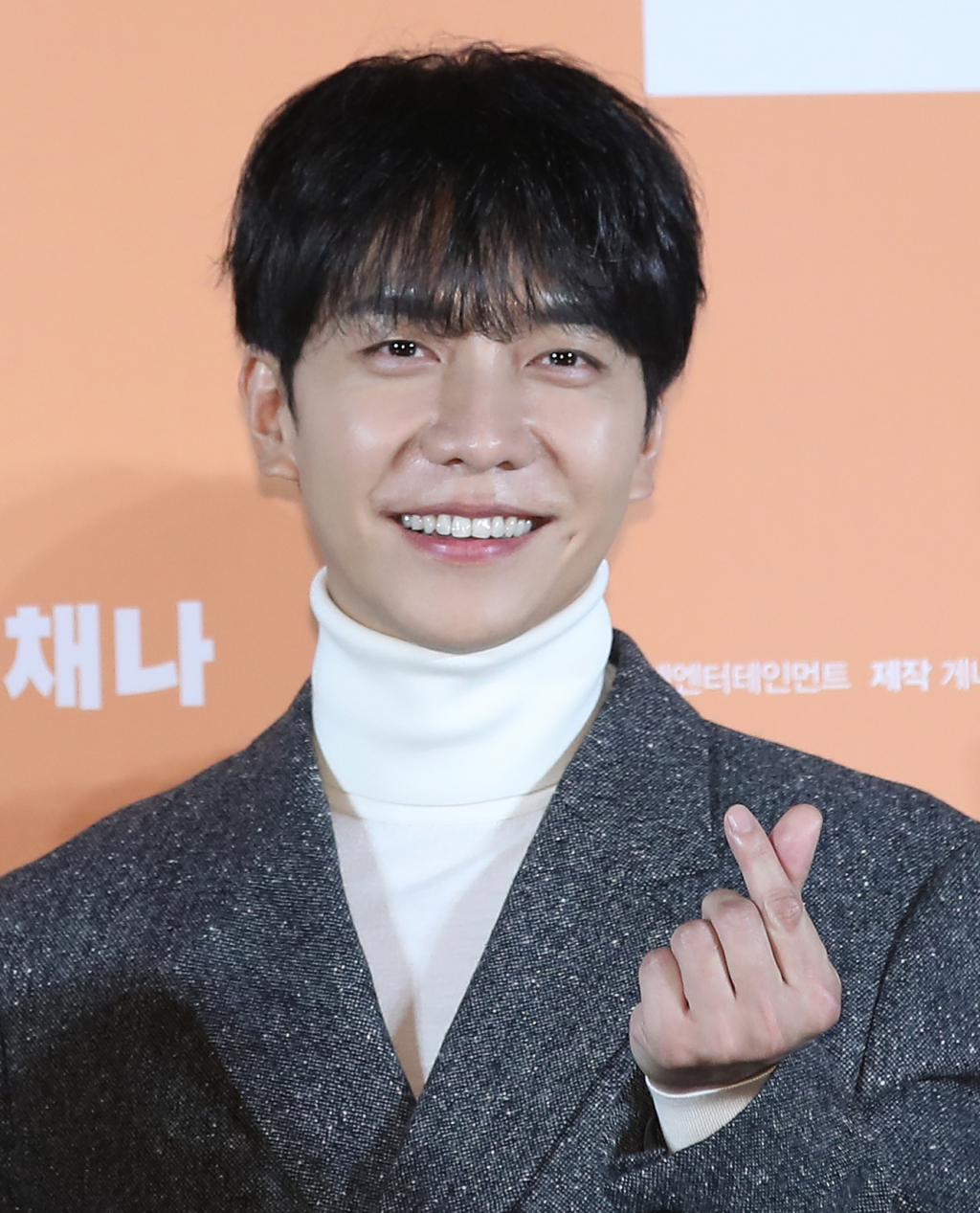 (서울=뉴스1) 권현진 기자 = 배우 이승기가 12일 서울 광진구 롯데시네마 건대입구에서 열린 영화 '대가족'(감독 양우석) 제작보고회에서 포즈를 취하고 있다. '대가족'은 스님이 된 아들 함문석(이승기 분) 때문에 대가 끊긴 만두 맛집 평만옥 사장 함무옥(김윤석 분)에게 세상 본 적 없던 귀여운 손주들이 찾아오면서 생각지도 못한 기막힌 동거 생활을 하게 되는 가족 코미디다. 2024.11.12/뉴스1 Copyright (C) 뉴스1. All rights reserved. 무단 전재 및 재배포, AI학습 이용 금지. /사진=(서울=뉴스1) 권현진 기자
