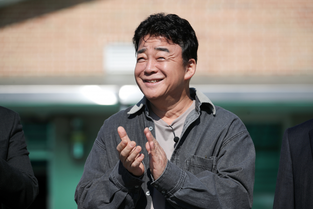(남양주=뉴스1) 이승배 기자 = 백종원 더본코리아 대표가 7일 경기도의 한 군 부대에서 열린 더본코리아 특식제공 행사에서 박수치고 있다. 2024.11.7/뉴스1 Copyright (C) 뉴스1. All rights reserved. 무단 전재 및 재배포, AI학습 이용 금지. /사진=(남양주=뉴스1) 이승배 기자