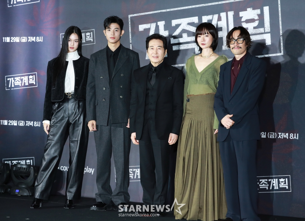 배우 이수현, 로몬, 백윤식, 배두나, 류승범이 26일 오후 서울 몬드리안 이태원 호텔에서 진행된 쿠팡플레이 오리저널 시리즈 '가족계획' 제작발표회에 참석해 포즈를 취하고 있다. 기억을 자유자재로 편집할 수 있는 특수한 능력을 가진 엄마가 가족들과 합심하여 악당들에게 지옥을 선사하는 이야기 '가족계획'은 오는 29일 공개된다. /2024.11.26 /사진=이동훈 photoguy@