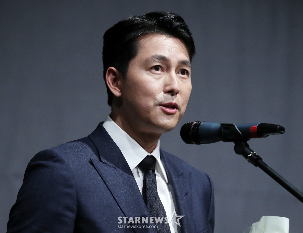 배우 정우성이 18일 서울 중구 초동 명보아트홀에서 열린 '제11회 아름다운 예술인상' 시상식에 참석해 굿피플예술인상을 수상한 뒤 소감을 말하고 있다. 2021.11.18