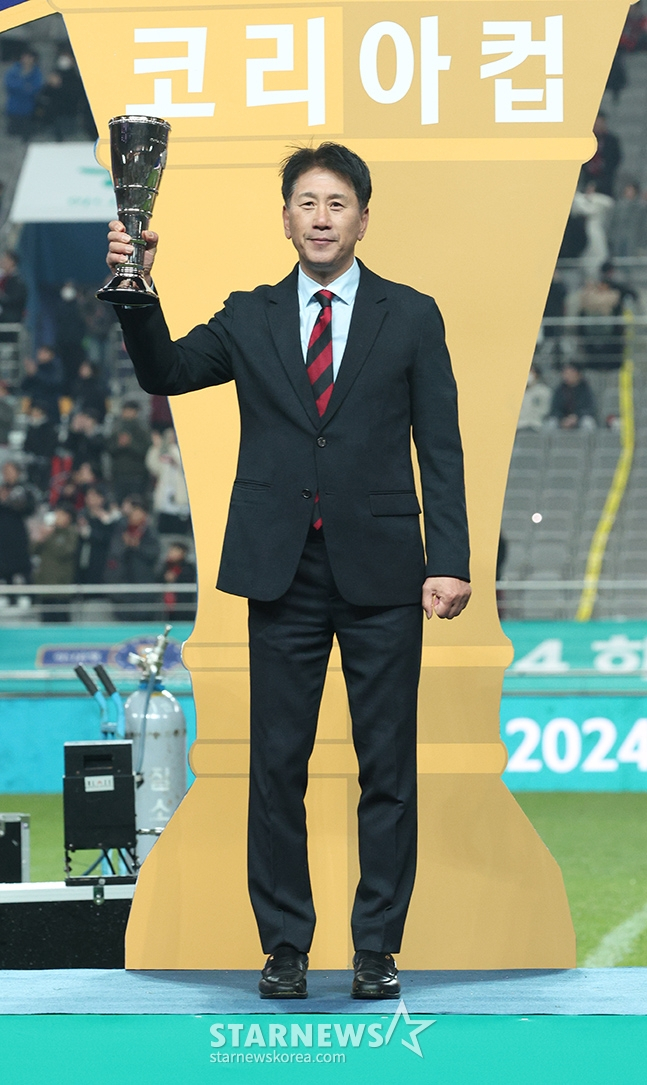 2024 하나은행 코리아컵 결승전 포항스틸러스-울산HD전이 30일 서울월드컵경기장에서 열렸다. 우승을 차지한 박태하 포항 스틸러스 감독이 시상식에서 감독상을 수상한 후 포즈를 취하고 있다. /사진=김진경 대기자.