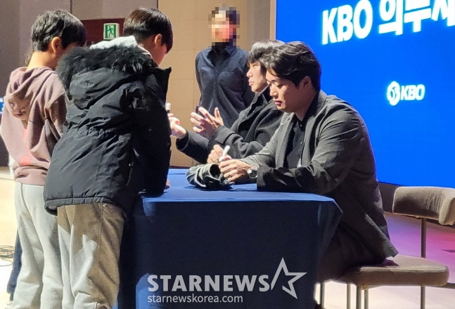고우석(오른쪽)과 홍창기가 30일 2024년 유소년 지도자·학부모 대상 KBO 의무세미나 행사 종료 후 자청해서 사인회에 나서고 있다. /사진=안호근 기자