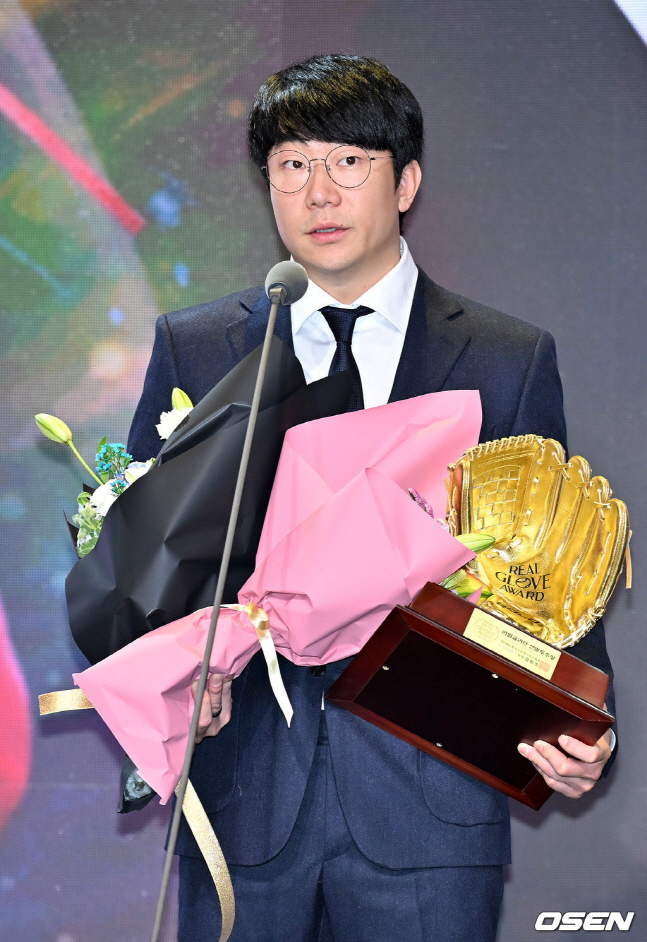 KIA 양현종이 1일 '2024컴투스프로야구 리얼글러브 어워드'에서 선발 투수상을 받고 소감을 밝히고 있다.