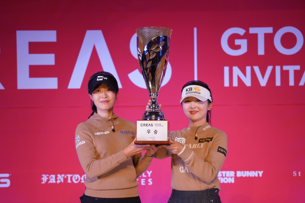 ‘크리스에프앤씨 GTOUR 인비테이셔널’ 우승팀 (왼쪽부터)유효주&이예원 프로가 기념사진을 촬영하고 있다.