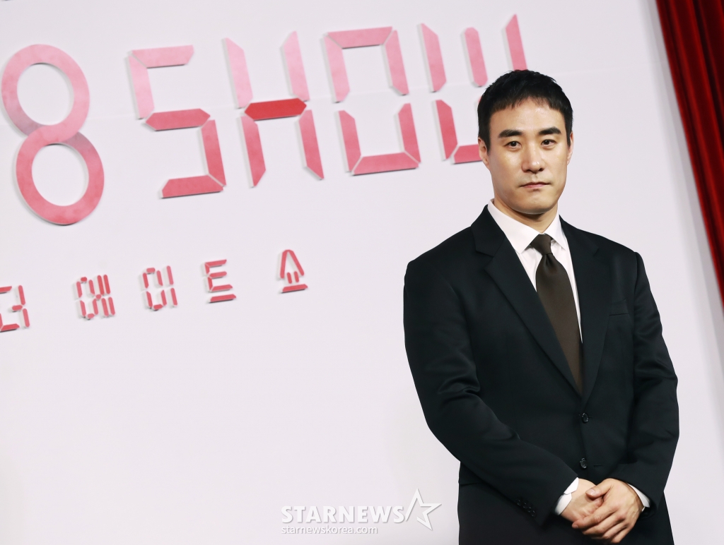 배우 배성우가 10일 오전 앰배서더 서울 풀만 호텔에서 진행된 넷플릭스 오리지널 시리즈 '더 에이트 쇼' 제작발표회에서 포즈를 취하고 있다. 8명의 인물이 8층으로 나뉜 비밀스런 공간에 갇혀 ‘시간이 쌓이면 돈을 버는’ 달콤하지만 위험한 쇼에 참가하면서 벌어지는 이야기 '더 에이트 쇼'는 오는 17일 공개된다. /2024.05.10 /사진=이동훈
