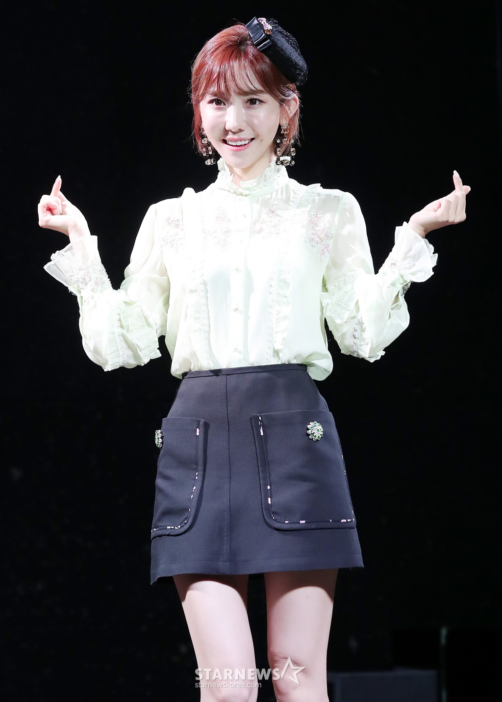 '내일은 미스트롯' 출신 가수 하유비가 9일 오전 서울 마포구 서교동 하나투어 브이홀에서 열린 싱글 앨범 '평생 내 편' 발매기념 쇼케이스에서 포즈를 취하고 있다. '평생 내 편'은 화려한 브라스 연주와 EDM 사운드가 돋보이는 트로트 댄스 곡. 중독성 강한 멜로디와 하유비만의 간드러지면서도 파워풀한 음색이 어우러졌다.
