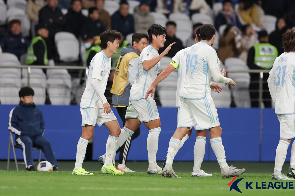4일 오후 9시(한국시간) 상하이 경기장에서 열린 2024~2025시즌 아시아축구연맹(AFC) 아시아챔피언스리그 엘리트(ACLE) 6라운드 경기 중 역전골을 넣은 울산. /사진=한국프로축구연맹 제공