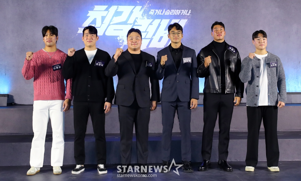 [서울=뉴시스] 김혜진 기자 = OK 읏맨 럭비단 이용운(왼쪽부터), 현대글로비스 정연식, 한국전력공사 나관영, 포스코이앤씨 오지명, 고려대학교 김원주, 연세대학교 서우현이 5일 오전 서울 용산구 CGV 용산아이파크몰에서 열린 넷플릭스 '최강럭비: 죽거나 승리하거나' 제작발표회에서 포즈를 취하고 있다.  '최강럭비: 죽거나 승리하거나'는 승리의 영광을 위해 온 몸을 던지며 필사의 전진을 이어가는 럭비 선수들의 진짜 승부를 보여주는 스포츠 서바이벌 예능이다. 10일 공개. 2024.12.05. jini@newsis.com /사진=김혜진
