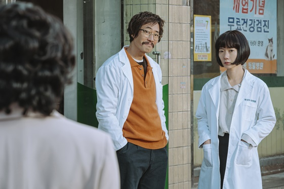 왼쪽부터 류승범, 배두나 /사진=쿠팡플레이