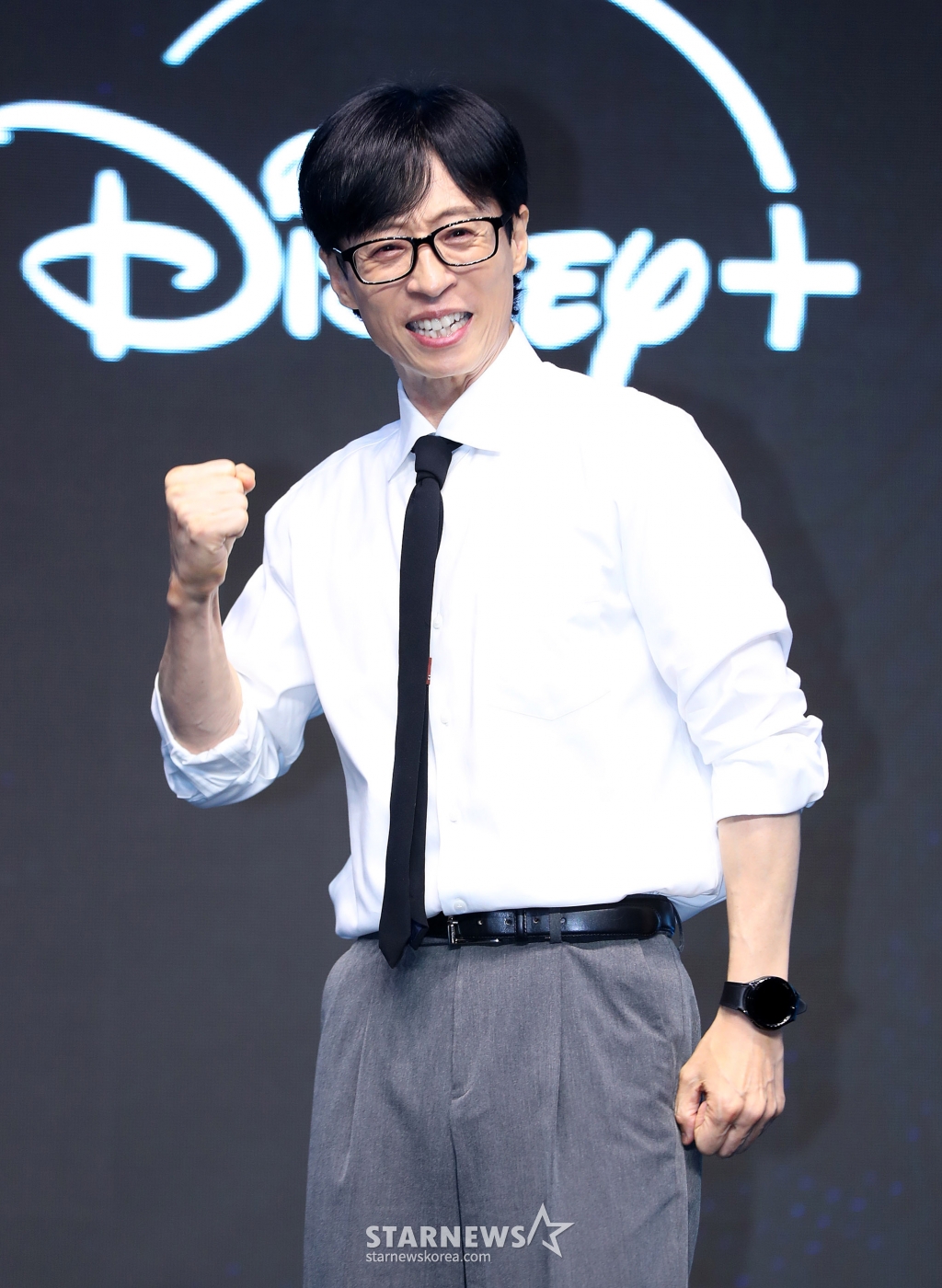 [서울=뉴시스] 김혜진 기자 = 방송인 유재석이 6일 오전 서울 영등포구 콘래드호텔에서 열린 디즈니 플러스 오리지널 예능 '더 존: 버텨야 산다 시즌3' 제작발표회에서 포즈를 취하고 있다.  '더 존: 버터야 산다 시즌3'는 오직 4시간, 끝없는 AI의 공격부터 내 집 마련 전세 대출금 갚기, 선을 넘지 않고 버티기 등 극한의 현실공감 미션을 버티기 위해 더 강력하게 돌아온 '존버즈' 유재석, 권유리, 김동현, 덱스의 '도파민 ON' 버라이어티다. 2024.08.06. jini@newsis.com /사진=김혜진