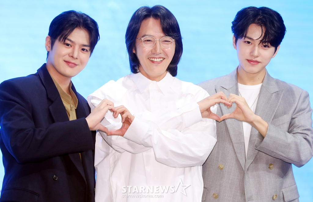 배우 려운, 윤상현, 이진우가 16일 오후 서울 구로구 더세인트웨딩에서 진행된 지니TV 오리지널 드라마 '나미브' 제작발표회에 참석해 포즈를 취하고 있다. '나미브'는 해고된 스타 제작자 강수현(고현정 분)과 방출된 장기 연습생 유진우(려운 분)가 만나 각자의 목표를 위해 나아가는 이야기. 오는 23일 오후 10시 ENA에서 첫 방송되며, 스트리밍은 본방 직후 KT 지니 TV, 지니 TV 모바일에서 무료로 제공된다. 2024.12.16 /사진=김창현 chmt@