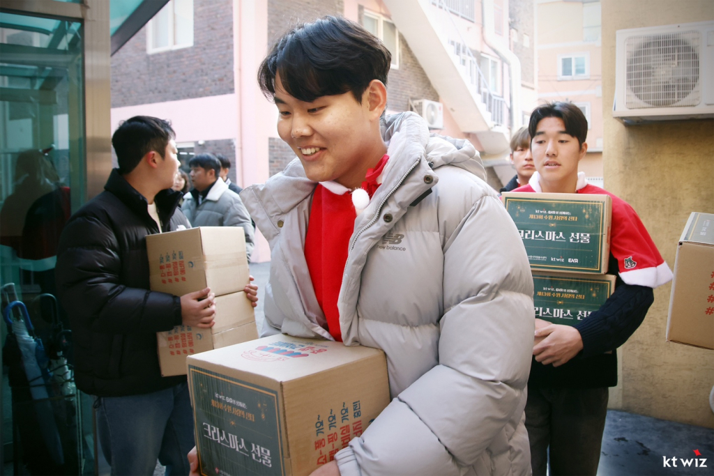 아동복지시설에 선물을 전달하고 있는 소형준(가운데)과 육청명(오른쪽) 등 KT 선수들. /사진=KT 위즈 제공