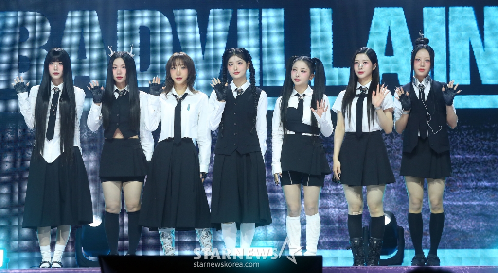 걸그룹 배드빌런이 19일 오후 서울 광진구 예스24 라이브홀에서 진행된 디지털 싱글 '숨(ZOOM)' 발매 기념 쇼케이스에 참석해 포즈를 취하고 있다. '숨(ZOOM)'은 탄탄한 보컬과 쫄깃한 래핑, 독보적인 퍼포먼스로 등장부터 화제를 모았던 배드빌런의 강한 음악적 자신감을 담은 곡이다. 2024.11.19 /사진=김창현 chmt@