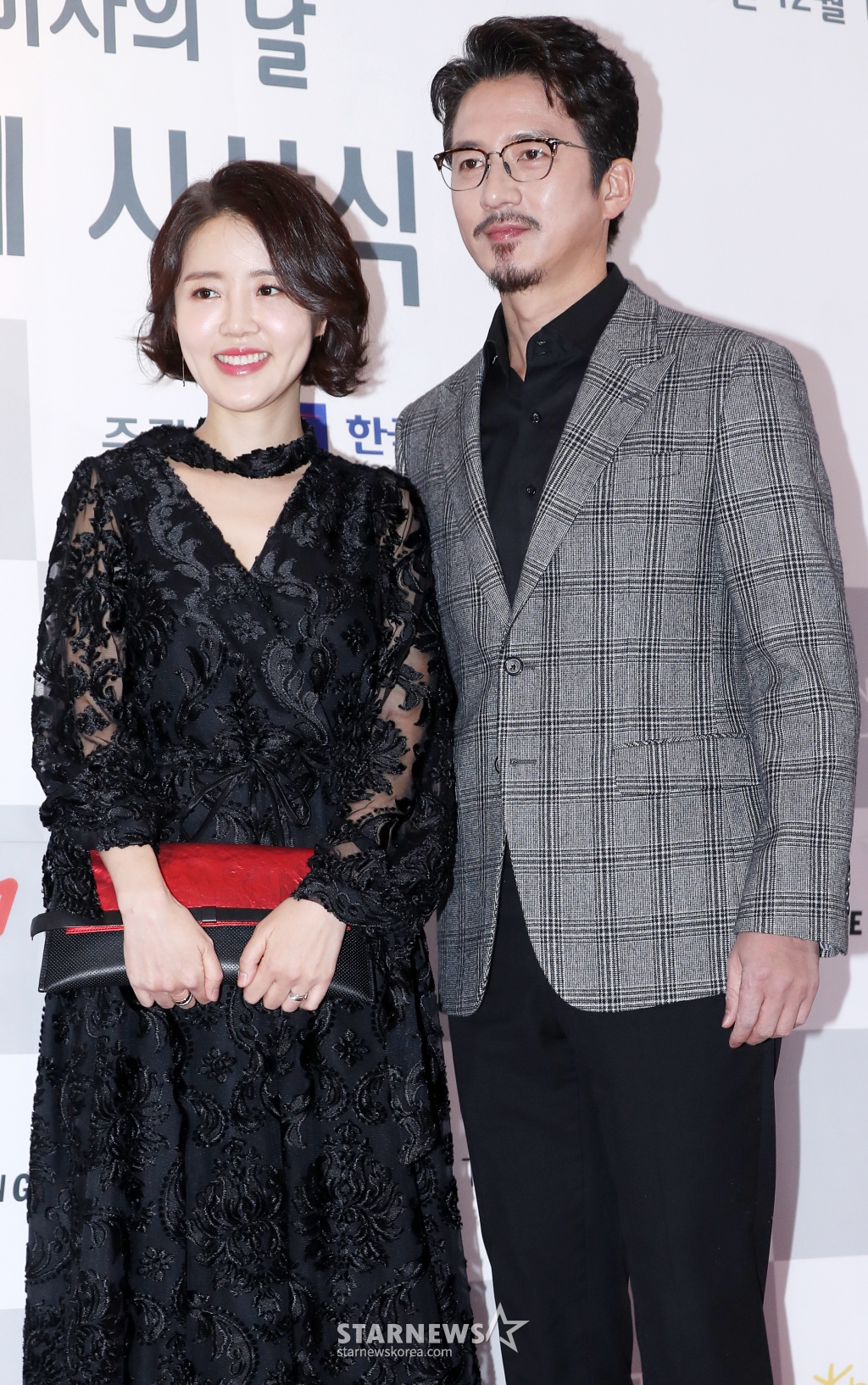 이하정,정준호 부부가 17일 오후 서울 중구 시청역 태평홀에서 진행된 '2018 제23회 소비자의 날 KCA 문화연예 시상식' 레드카펫에 참석해 포즈를 취하고 있다.