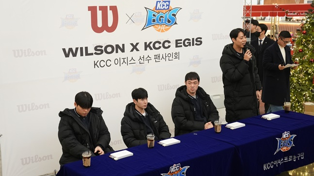KCC 정창영(맨 오른쪽)이 23일 롯데백화점 서면점에서 열린 팬사인회에서 팬들에게 인사말을 전하고 있다. /사진=부산 KCC 제공
