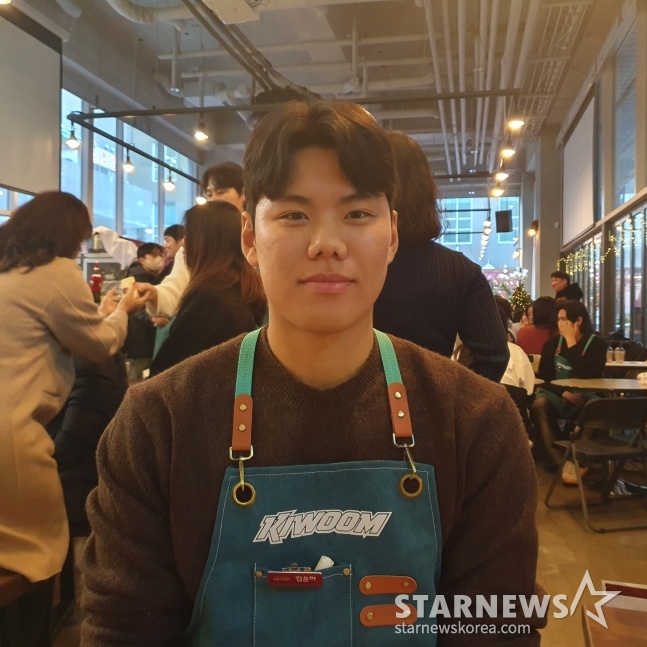 키움 김윤하가 최근 서울 마곡동에 위치한 한 카페에서 열린 '2024 키움 히어로즈 연말자선행사'에서 인터뷰에 응하고 있다. /사진=김동윤 기자