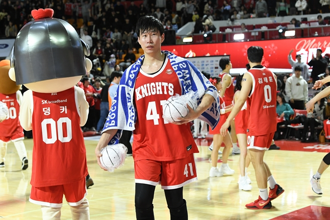 오세근(가운데)이 지난 25일 잠실학생체육관에서 열린 '2024~2025 KCC 프로농구 정규리그' S-더비 승리 후 관중에게 농구공을 나눠주고 있다. /사진=KBL 제공
