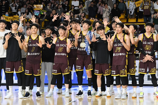 창원 LG 선수단이 29일 DB전 승리 후 기념촬영을 하고 있다. /사진=KBL 제공