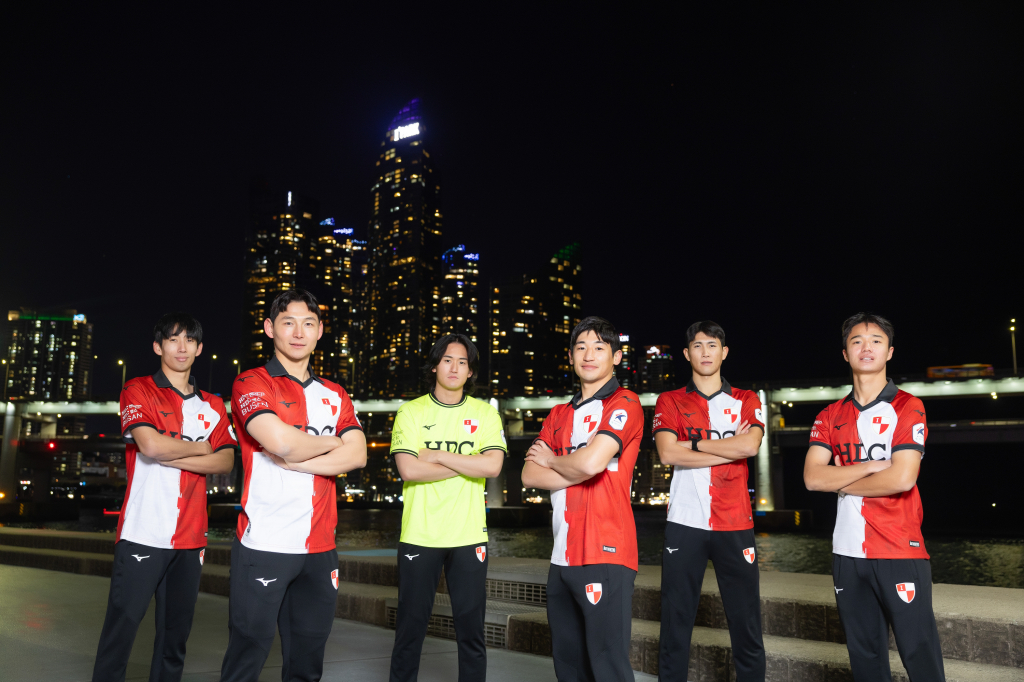민락수변공원에서 오피셜 사진을 찍은 김진래, 김상원, 박대한, 장호익, 정호근, 박창우(왼쪽부터). /사진=부산 아이파크 제공
