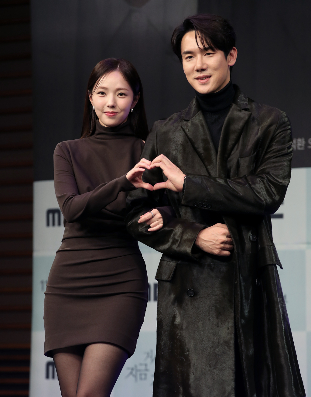 (서울=뉴스1) 오대일 기자 = 배우 유연석과 채수빈이 21일 오후 서울 마포구 상암 MBC에서 열린 MBC 새 금토드라마 '지금 거신 전화는' 제작발표회에서 포즈를 취하고 있다. 드라마 ‘지금 거신 전화는'(연출 박상우·위득규/극본 김지운)은 협박 전화로 시작된, 정략결혼 3년 차 쇼윈도 부부의 시크릿 로맨스릴러로 오는 22일 오후 9시 50분 첫 방송된다. 2024.11.21/뉴스1 Copyright (C) 뉴스1. All rights reserved. 무단 전재 및 재배포, AI학습 이용 금지. /사진=(서울=뉴스1) 오대일 기자