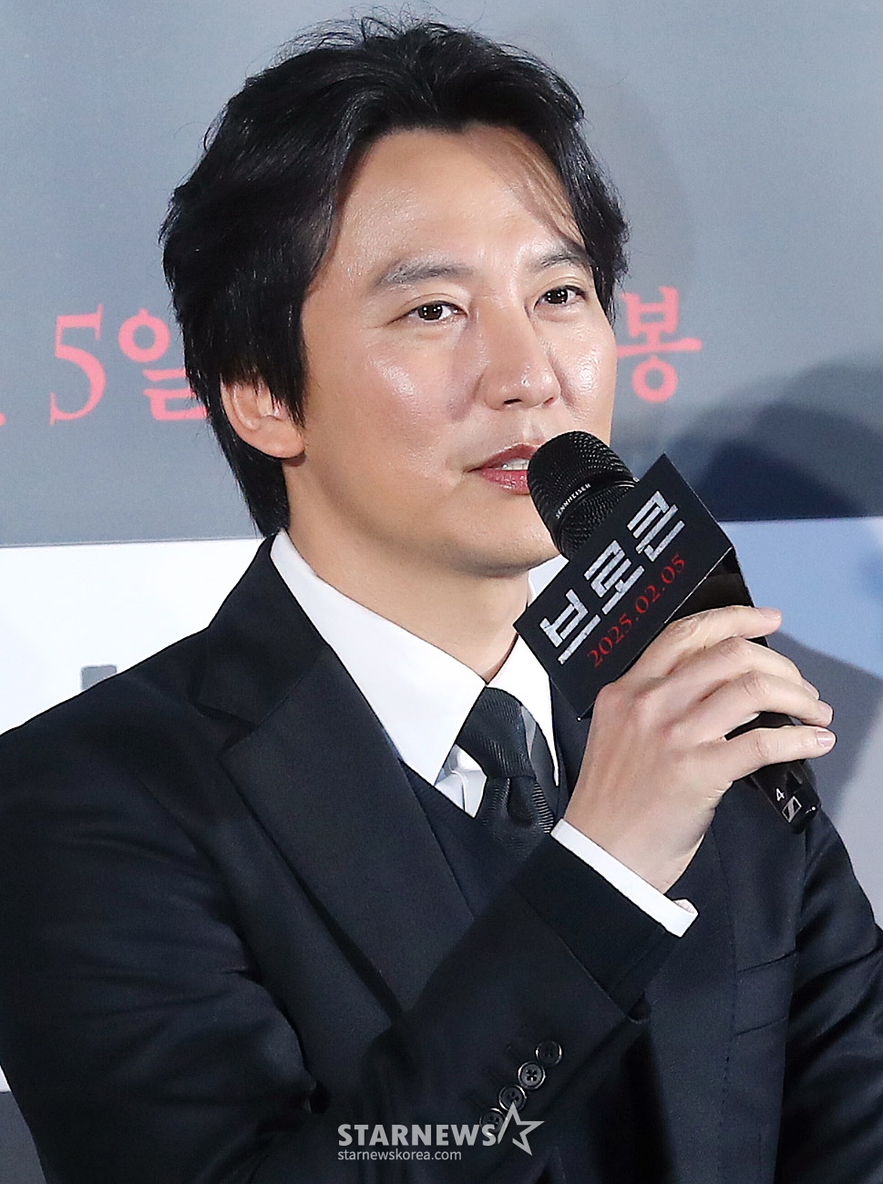 배우 김남길이 6일 오전 서울 광진구 롯데시네마 건대입구에서 진행된 영화 '브로큰' 제작보고회에 참석해 인사말을 하고 있다. '브로큰'은 시체로 돌아온 동생과 사라진 그의 아내, 사건을 예견한 베스트셀러 소설까지, 모든 것이 얽혀버린 그날 밤의 진실을 밝히기 위해 끝까지 달려가는 민태(하정우 분)의 분노의 추적을 그린 이야기. 오는 2월 5일 개봉. 2025.01.06 /사진=김창현 chmt@