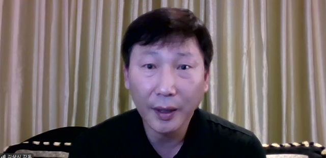 화상 인터뷰에 임하는 김상식 감독. /사진=화상 인터뷰 캡처