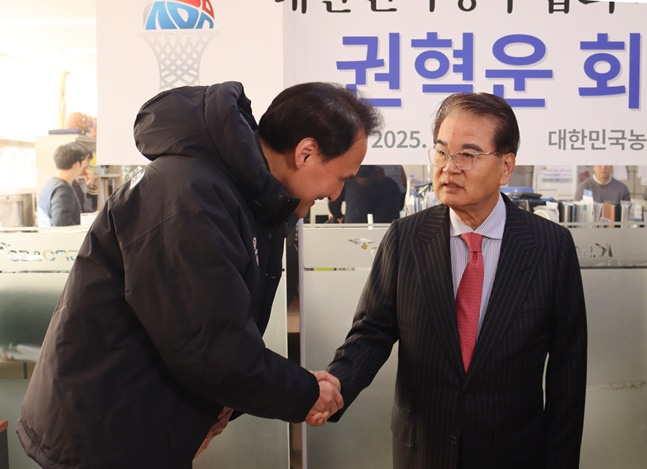 권혁운 대한민국농구협회장(오른쪽)이 안준호 남자농구 국가대표 감독과 악수를 나누고 있다. /사진=KBA 제공